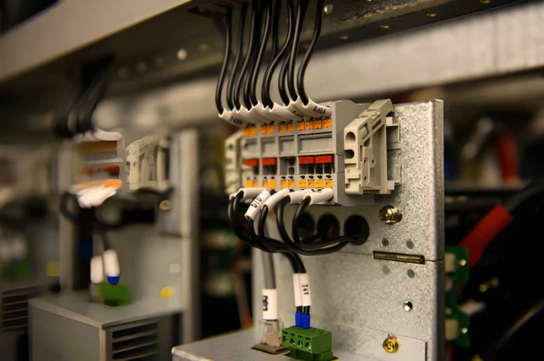 Electrical Power Distribution Blocks 80A to 500A with IP20 Safety